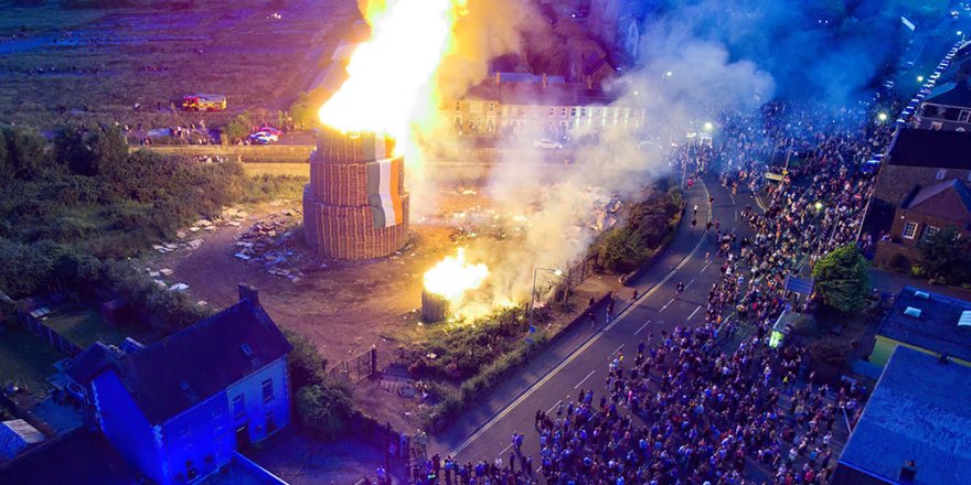 Kuzey İrlanda’da "On Birinci Gece” dev ateşler yakılarak kutlandı