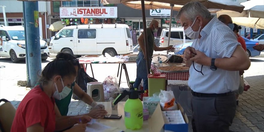 İzmir'de pazar yerinde Kovid-19 aşı standı kuruldu