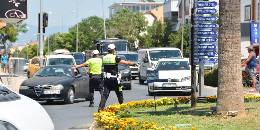 Aydın'da tatil merkezleri ve kara yollarında trafik yoğunluğu yaşanıyor