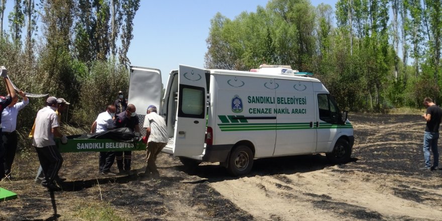 Afyonkarahisar'da tarladaki yangına müdahale ederken dumandan etkilenen kişi öldü, eşi yaralandı