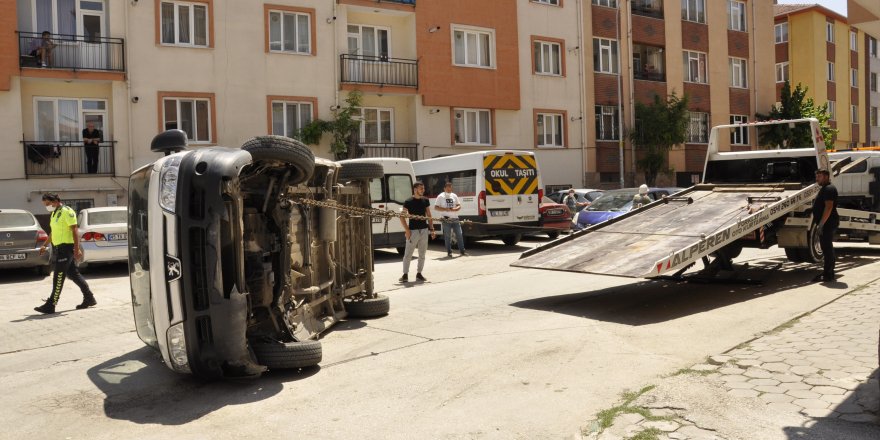 Seyir halinde sürücü değiştirmeyi denediler, kaza yaptılar