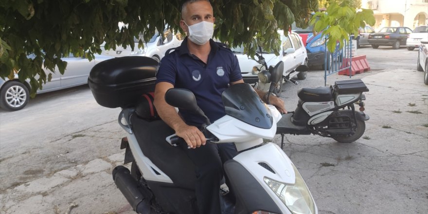 İzmir'de kaldırıma motosikletini park eden zabıta, tepki üzerine kendisine ceza kesti