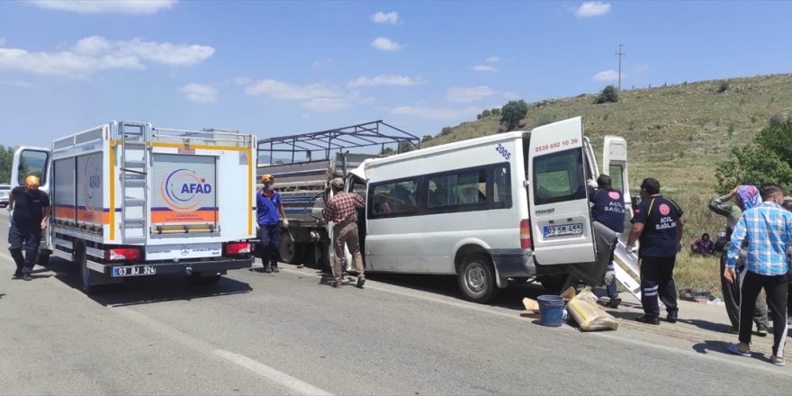 Afyonkarahisar'da minibüs kamyonete çarptı: 17 yaralı