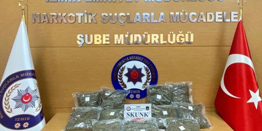 İzmir’de bir otomobilde uyuşturucu madde ele geçirildi, 3 şüpheli gözaltına alındı