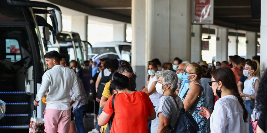 İzmir Şehirlerarası Otobüs Terminalinde bayram öncesi yoğunluk