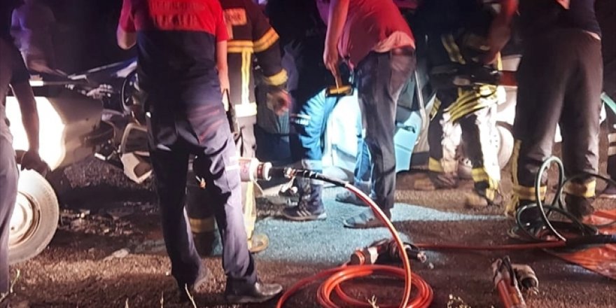 Denizli'de iki otomobilin çarpışması sonucu 1 kişi öldü, 9 kişi yaralandı