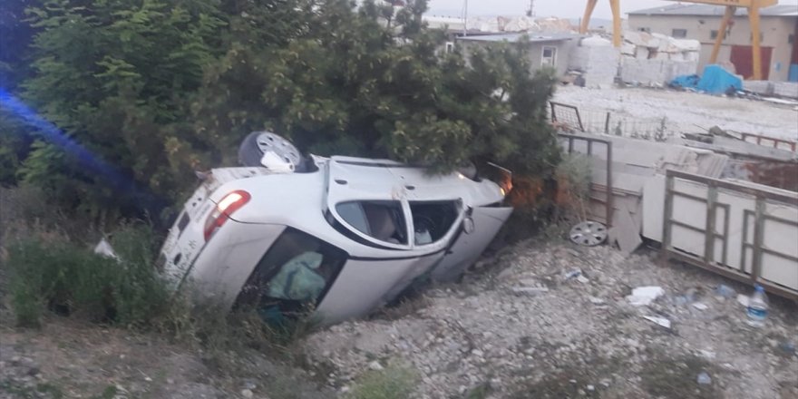 Afyonkarahisar'da lastiği patlayan otomobil şarampole devrildi: 5 yaralı