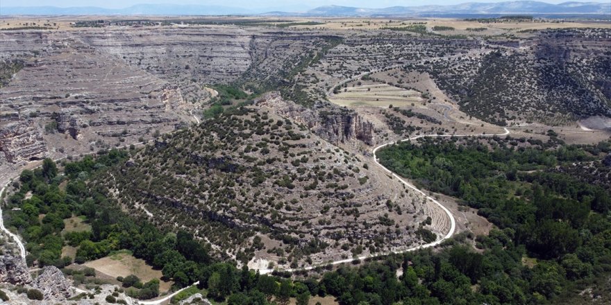 Uşak'taki Ulubey Kanyonu, macera parkurlarıyla 300 bin ziyaretçi hedefliyor