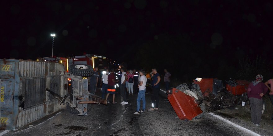 Manisa'da otomobil traktöre çarptı: 3 yaralı