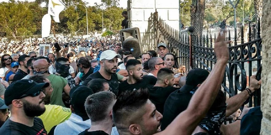 Güney Kıbrıs halkı, yeni koronavirüs önlemlerini protesto etmek için sokaklara çıktı