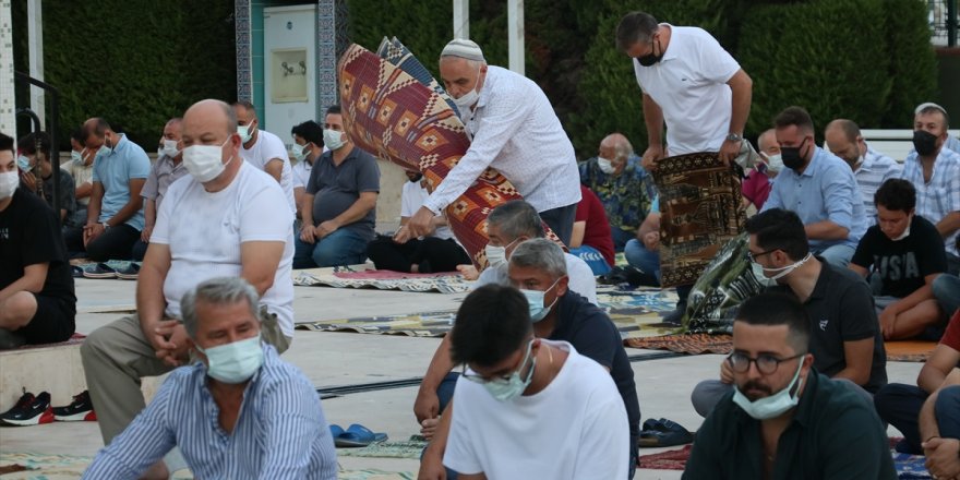 İzmir ve Uşak'ta Kurban Bayramı namazı Kovid-19 tedbirlerine uyularak kılındı