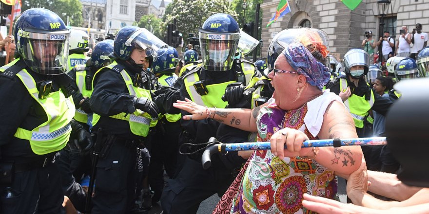 Londra’da aşı karşıtlarından protesto: 11 gözaltı