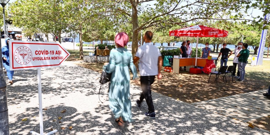 İzmir'de meydanlarda kurulan aşılama noktalarında vatandaşlar hem aşılarını oluyor hem bayramlaşıyor