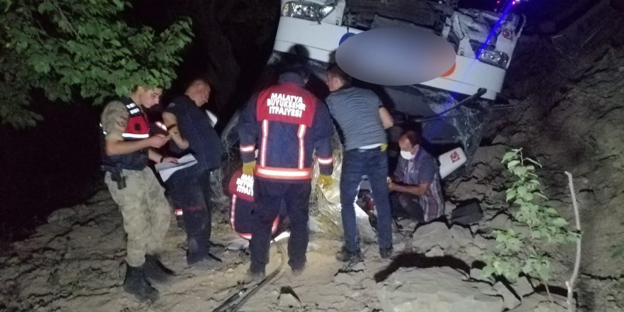 Yolcu otobüsü devrildi, göçmenler kaza yerinden kaçtı