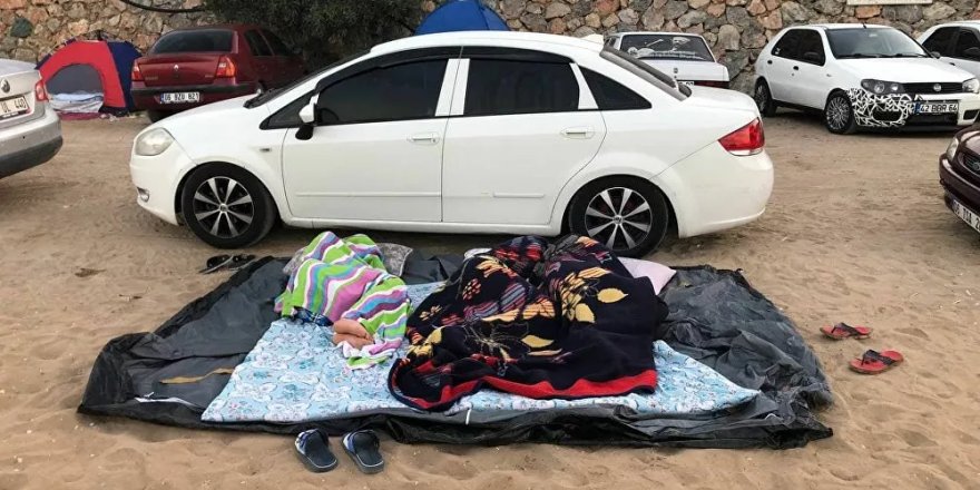 Oteller yüzde yüz doldu, dışarıda kalan tatilciler araçlarında ya da yerde uyudu