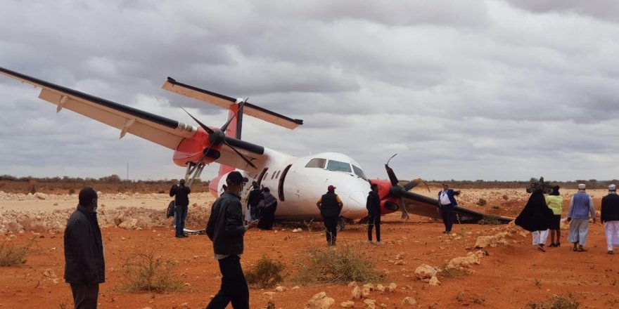 Somali’de yolcu uçağı toprak zemine iniş yaptı