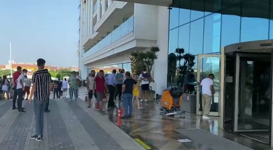 Otel ismi değişince onlarca tatilci otel önünde mağdur oldu