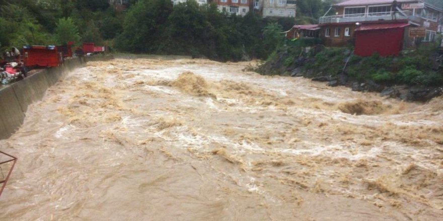 Artvin’in Arhavi ilçesinde dere kenarındaki ev sel sularına kapıldı