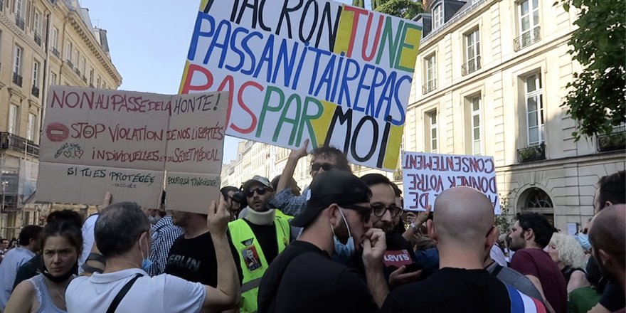 Paris’te aşı karşıtlarından Senato önünde protesto