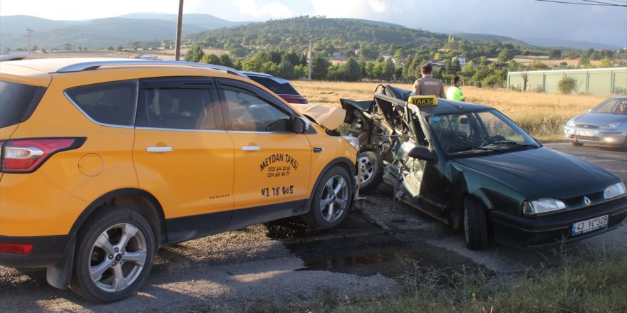 Domaniç'te taksi ile otomobil çarpıştı: 2 yaralı
