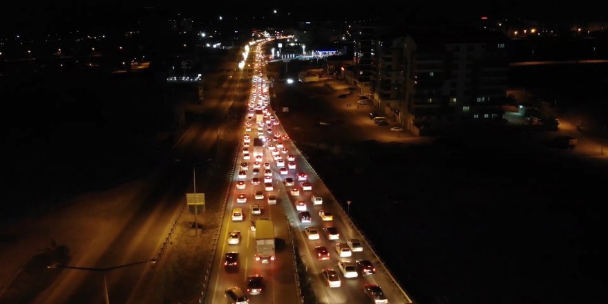 'Kilit kavşak' Kırıkkale'de gece yarısı trafik yoğunluğu: Araç kuyruğu 15 kilometreyi buldu