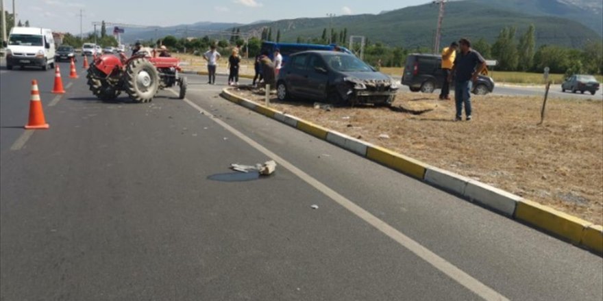 Afyonkarahisar'da otomobil ile traktör çarpıştı: 3 yaralı
