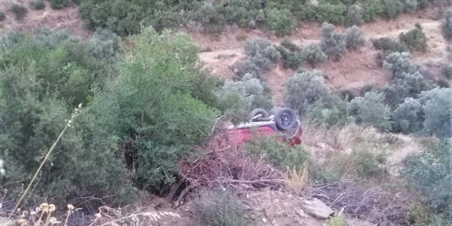 İzmir'de araç şarampole devrildi: 2 yaralı