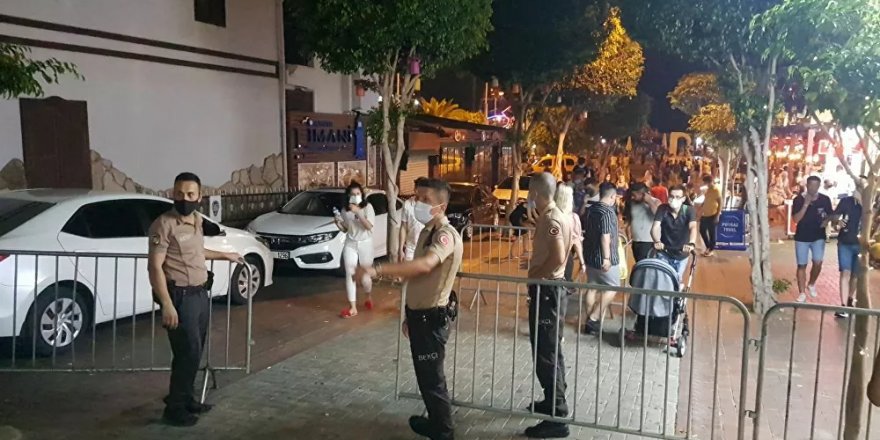 Alanya'da barlar sokağının girişinde maske kontrolü: Maskesi olmayanlar geri gönderildi
