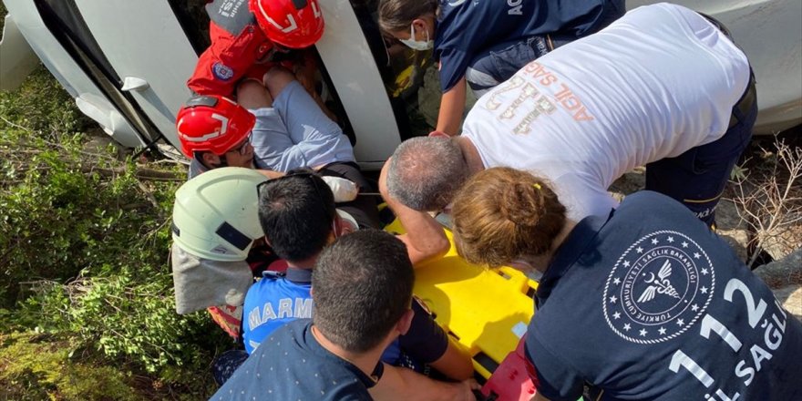 Marmaris'te uçuruma devrilen otomobilin sürücüsünü itfaiye kurtardı