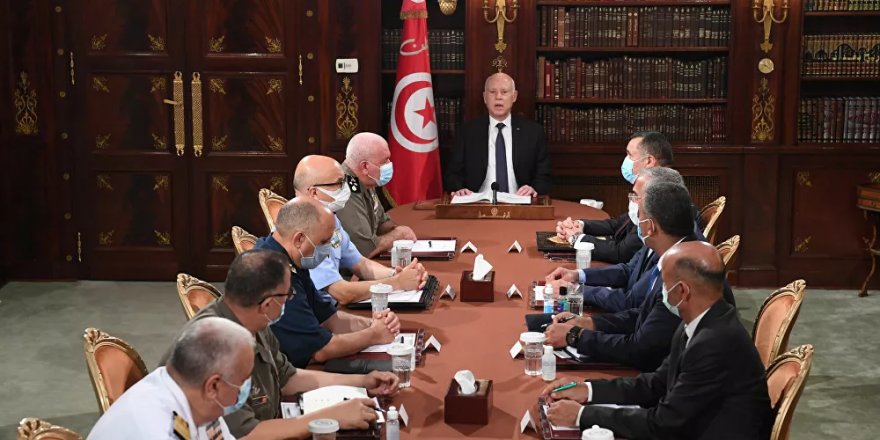 Tunus Cumhurbaşkanı, meclisin tüm yetkilerini dondurdu ve milletvekillerinin dokunulmazlıklarını askıya aldı