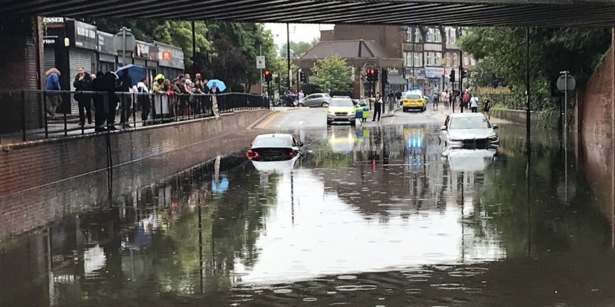 Londra'daki şiddetli yağış sele neden oldu