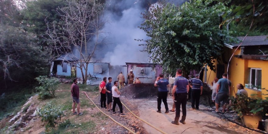 Sarıyer'de 2 gecekondu alevlere teslim olarak kül oldu