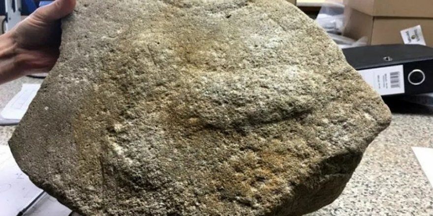 İngiltere'de penis motifli 2000 yıllık değirmen taşı bulundu
