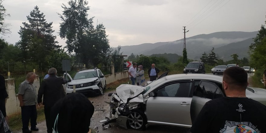 Türkeli-Ayancık yolunda kaza: 1'i bebek 6 yaralı
