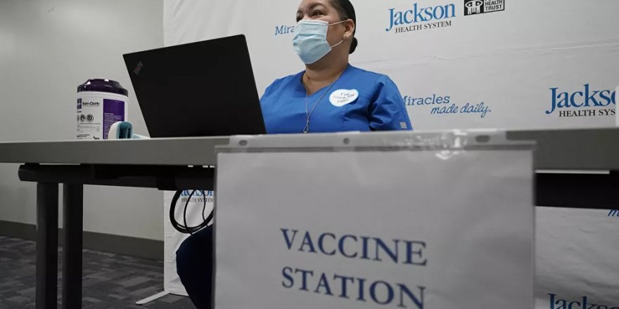 Florida'da iki kadın Kovid-19 aşısı olabilmek için 'yaşlı' gibi giyinip hastaneye gitti