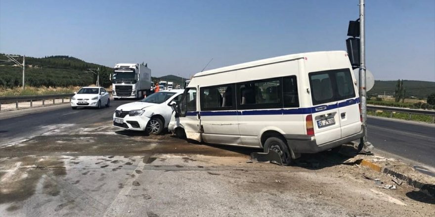 Manisa'daki 3 araca çarpan minibüsteki 15 kişi yaralandı