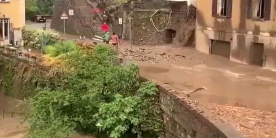 İtalya'da sel ve toprak kayması: Cadde ve sokaklar sular altında kaldı