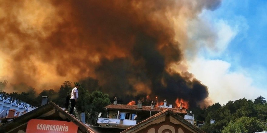 Marmaris'te korkutan yangın: Alevler yerleşim yerlerini tehdit ediyor