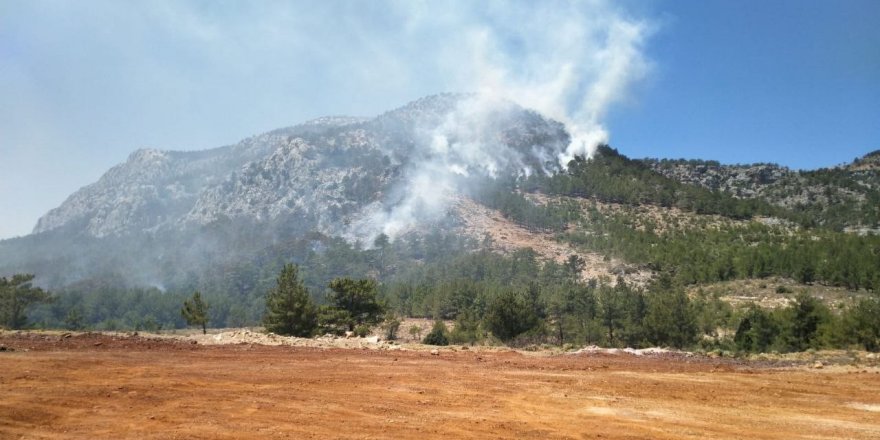 Silifke'de orman yangını devam ediyor