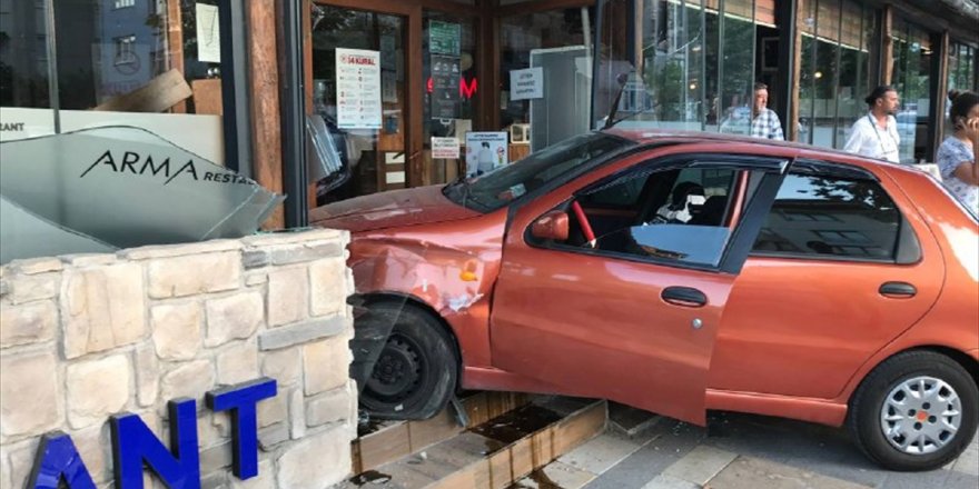 Denizli'de otomobil restoranın giriş kapısına çarptı