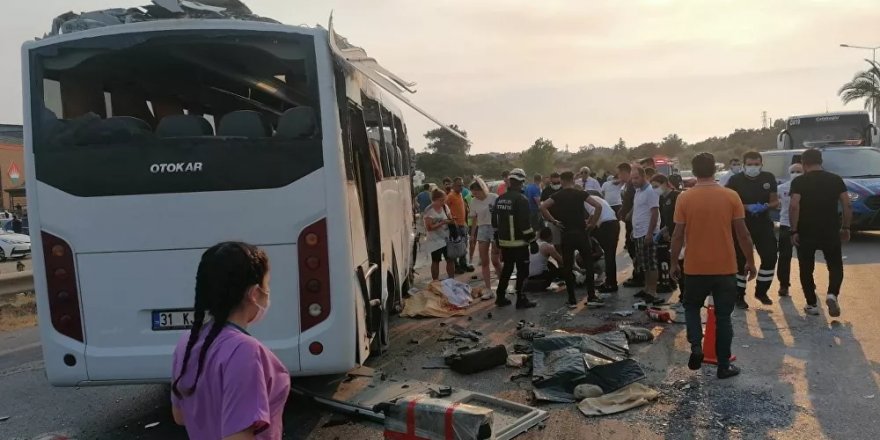 Manavgat’ta havaalanına yolcu taşıyan tur otobüsü kaza yaptı: 3 ölü, 5 yaralı