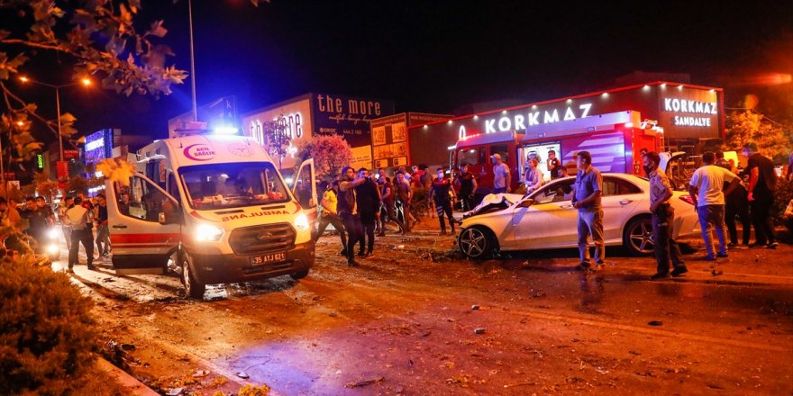 İzmir'de polis aracıyla otomobilin çarpışması sonucu 1 polis şehit oldu, 1'i polis 4 kişi yaralandı