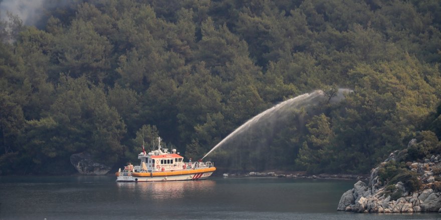 Marmaris'teki orman yangınına, gemiyle denizden de müdahale ediliyor