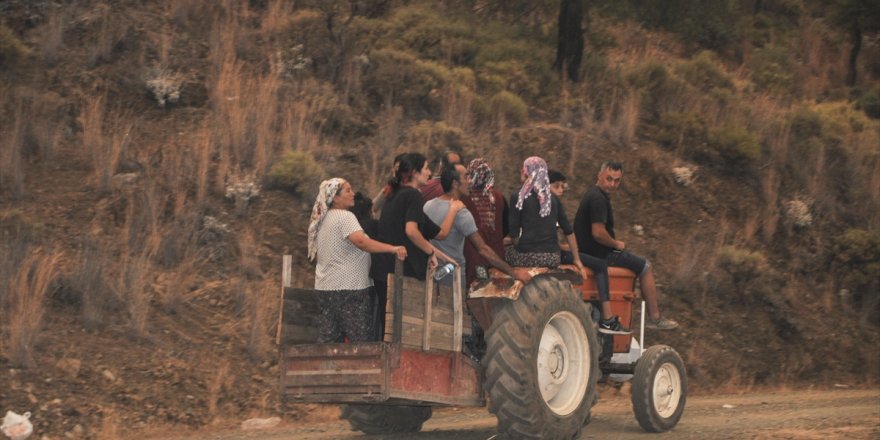 Köyceğiz'de orman yangınlarının tehdit ettiği bir mahalle daha boşaltıldı