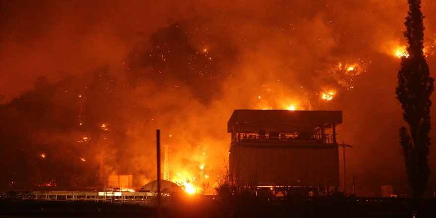 Kemerköy Termik Santrali'nin bahçesine ulaşan yangının ana binaya sıçramaması için uğraş veriliyor