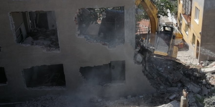 İzmir'de bina yıkılırken bitişiğindeki evinin zarar gördüğünü öne süren kişi çözüm bekliyor