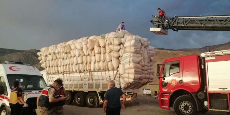 Erzincan'da yıldırım isabet eden 2 kişi yaralandı