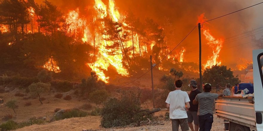 Muğla’da gecenin karanlığını alevler aydınlatıyor