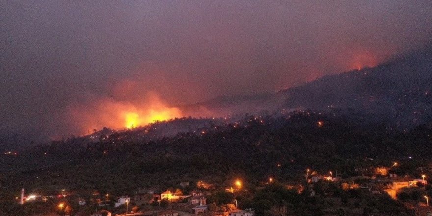 Metrelerce yükselen alevler geceyi aydınlattı