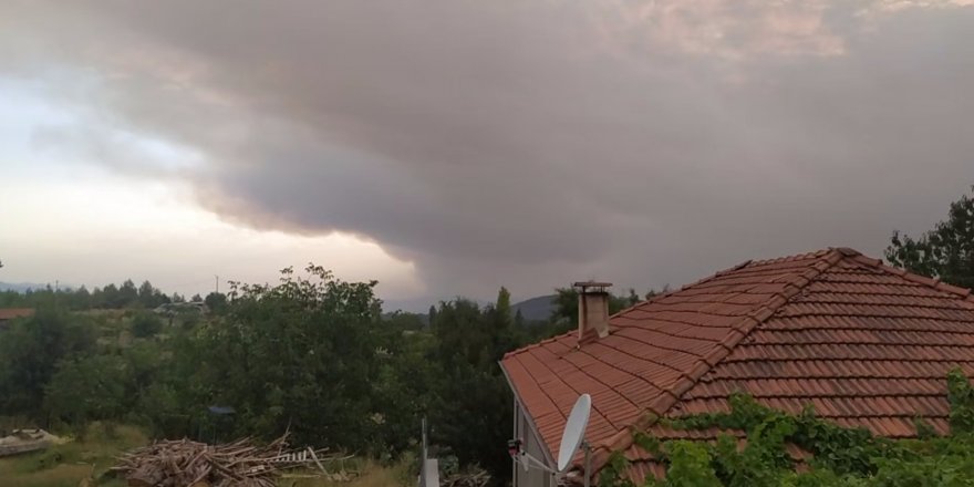 Muğla'daki yangının külleri Denizli ve ilçelerine ulaştı